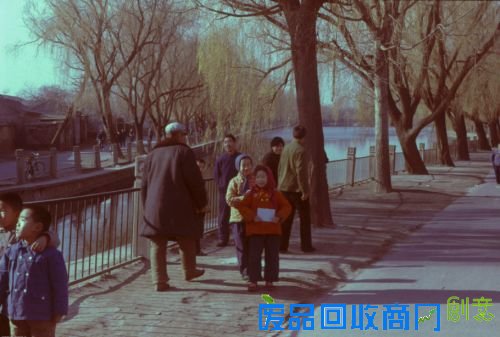 外国人拍1979年中国：多地仍残留着文革标语（26）
