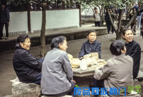 外国人拍1979年中国：多地仍残留着文革标语（26）