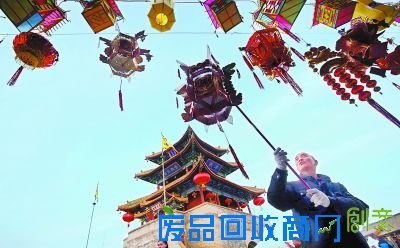 古城、花灯相映成趣。本报记者