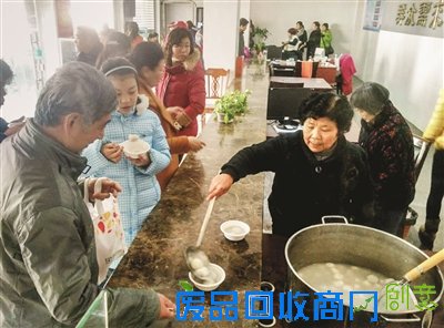 品菜肴猜谜语吃汤圆提前闹元宵 瑞金村社区“百家宴”吃出邻里情