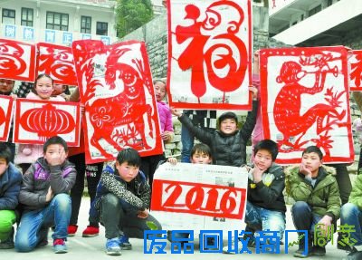 12月30日，凤凰县林峰乡中学，学生展示自己制作的“猴”、“羊”、“红灯笼”等造型剪纸。猴年即将来临，该校美术教师指导学生创作作品，迎接新年。