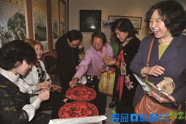 代县剪纸窗花绽放在寒冷的冬天里