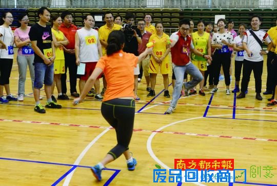 运动会，也可以很有趣。6月7日上午，深圳市光明新区公明党工委在公明体育馆举办“活力‘两新’，跃动公明”趣味运动会，来自公明辖区“两新”组织组成的5支大队、13支小队共100多人参加。