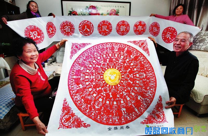 4位高手6天完成猴年迎春剪纸 一张纸剪出125只猴84个春字