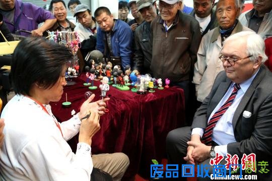 沈阳民间面塑师于启全为德国驻沈阳总领事傅培言现场制作肖像面塑 王嬴 摄