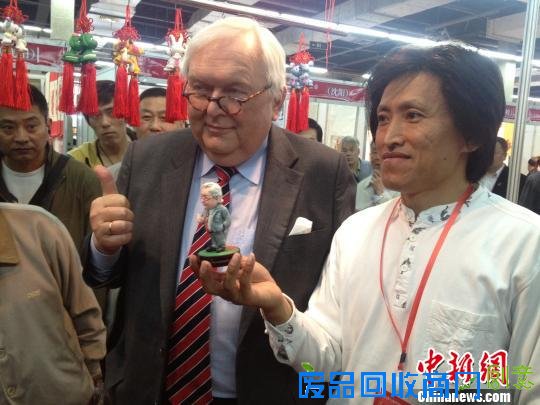 沈阳民间面塑师于启全为德国驻沈阳总领事傅培言现场制作肖像面塑 王嬴 摄