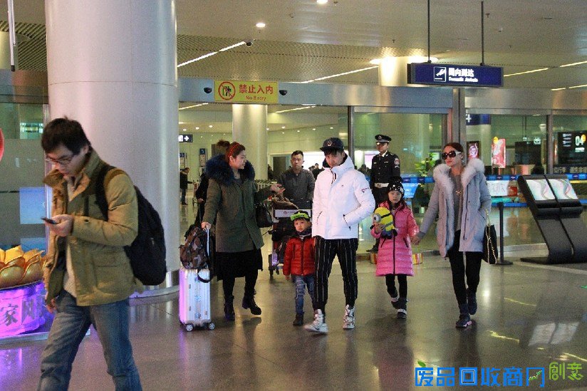 田亮一家现身机场 森碟森碗同框呆萌可爱(图)