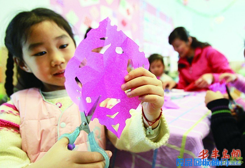 小朋友学剪窗花迎接春节