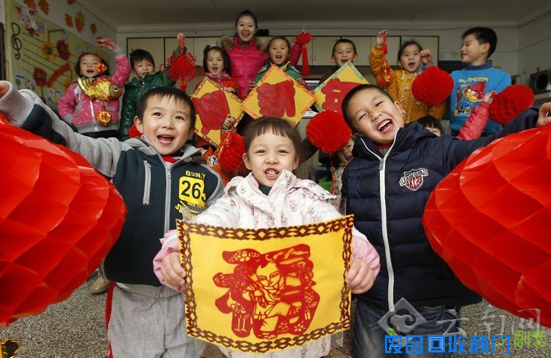 云南师大幼儿园孩子做灯笼学剪纸喜迎2013新年