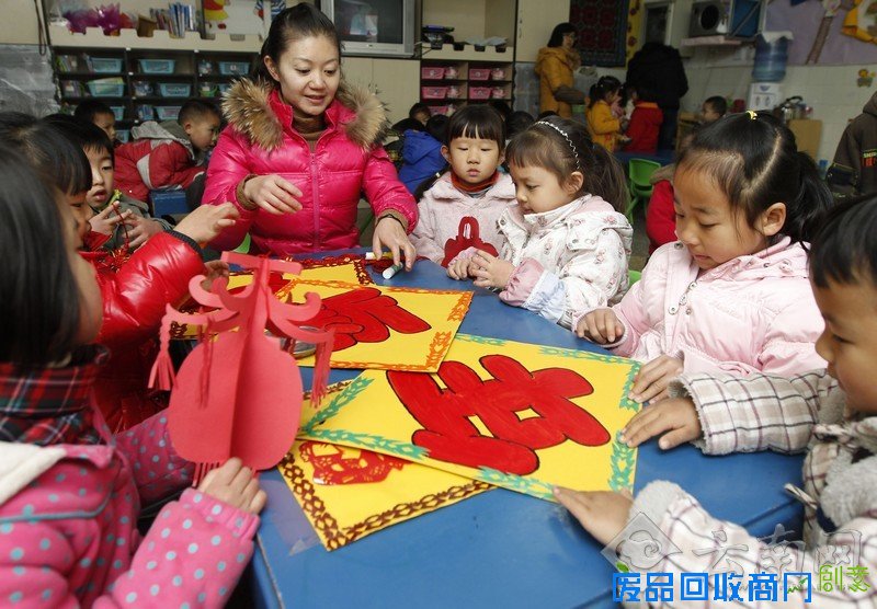云南师大幼儿园孩子做灯笼学剪纸喜迎2013新年