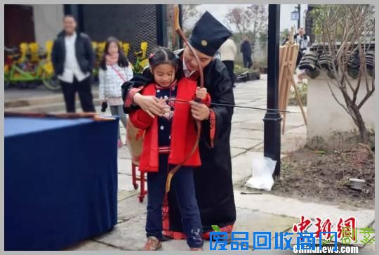 天下潮客“聚焦”猴年第一潮 浙江盐官巧打民俗牌