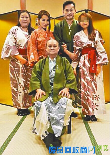 娱乐大亨前脚与老婆离婚 后脚带小三周游列国