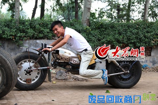 一位市民试骑章志红的电动车 一位市民试骑章志红的电动车