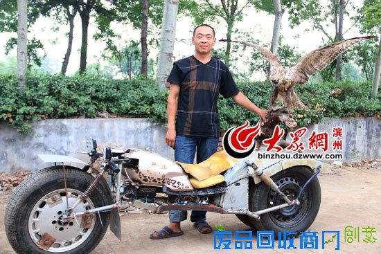 章志红跟自己制作的电动车合影 章志红跟自己制作的电动车合影