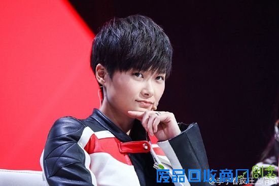 李宇春嘴角微扬模样可爱网友：眼睛里有星星（图）