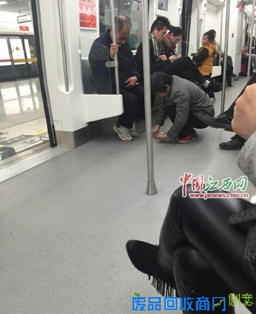大妈地铁用纸巾捡起泥土 网友表示：中国好大妈