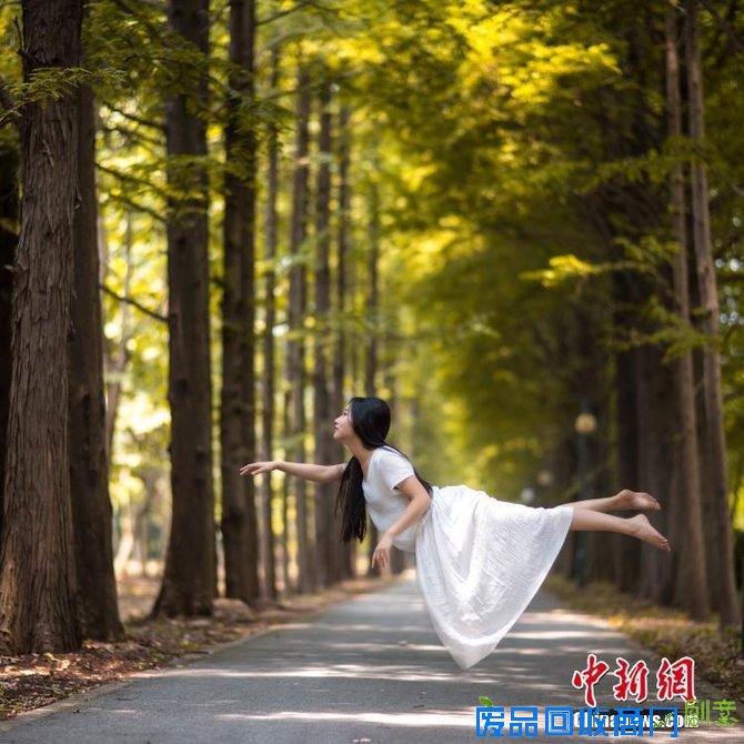 钢管舞美女拍摄＂悬浮写真＂挑战视觉(组图)