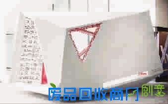 ■ 以“可持续环保缔造时尚未来”为主题的装置艺术作品，是艺术院校毕业生用材环保、理念先进，让人印象深刻的一次展示