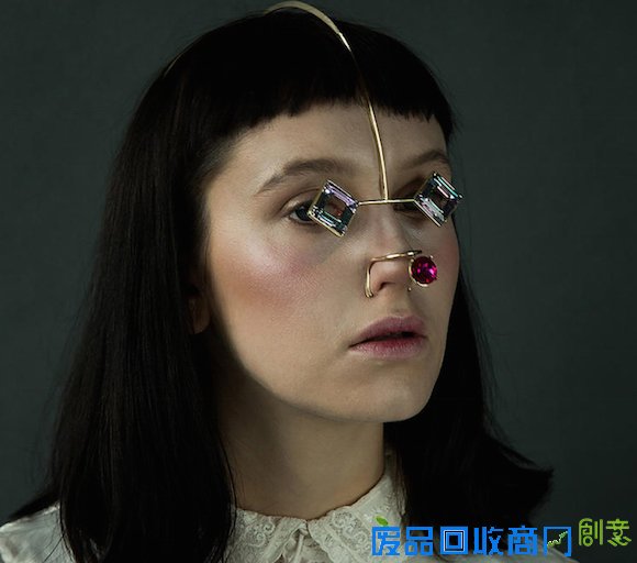 潮人们，这些专为眼眶、鼻尖设计的首饰太适合你们了
