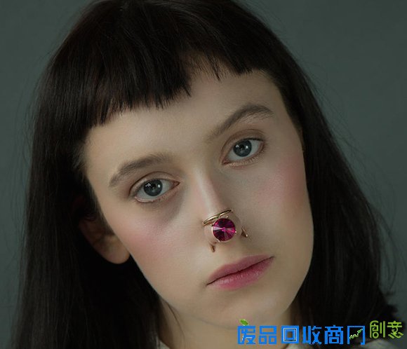 潮人们，这些专为眼眶、鼻尖设计的首饰太适合你们了