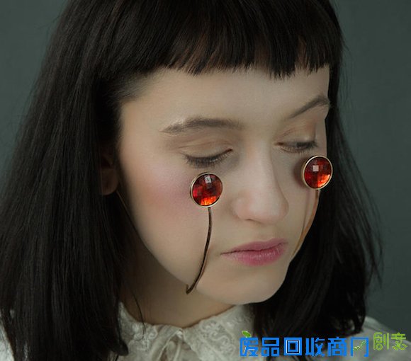 潮人们，这些专为眼眶、鼻尖设计的首饰太适合你们了