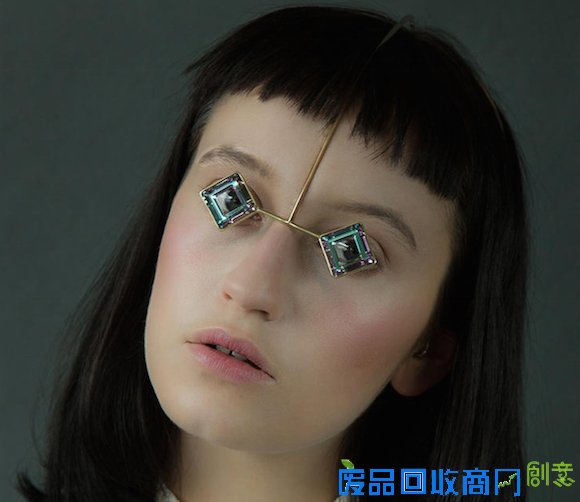 潮人们，这些专为眼眶、鼻尖设计的首饰太适合你们了