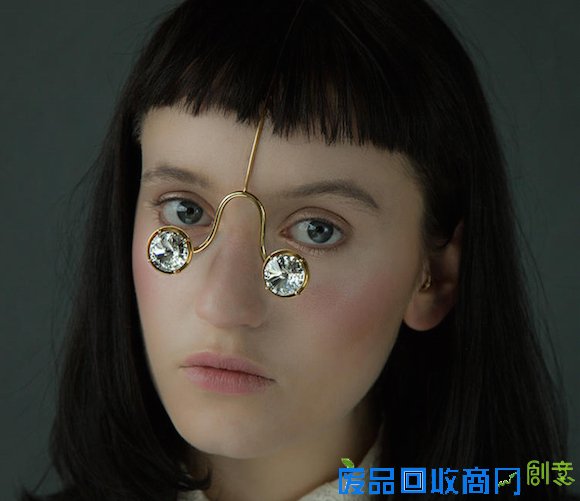 潮人们，这些专为眼眶、鼻尖设计的首饰太适合你们了