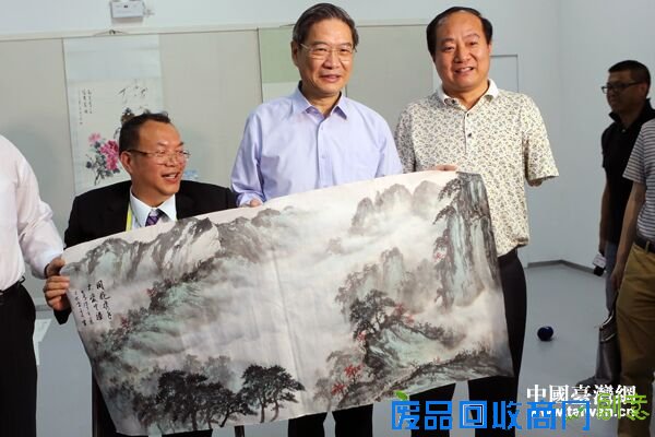 张志军获台湾艺术家现场速画像:这是30年前的我(图)