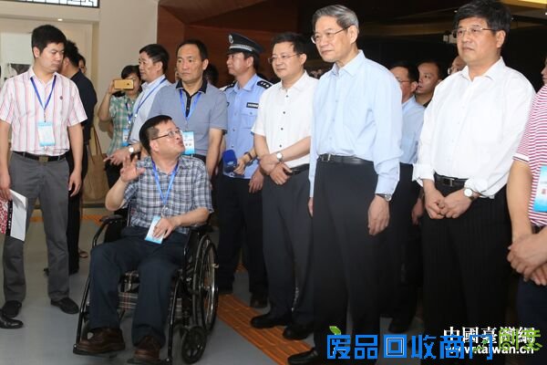 中共中央台办、国务院台办主任张志军与福建省残联副理事长杨小波(坐轮椅者)亲切交流。(中国台湾网何建峰摄)