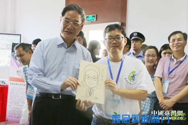 张志军获台湾艺术家现场速画像:这是30年前的我(图)