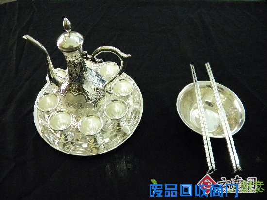 云南祥云曹氏民间手工艺品加工厂培训学员传承银器加工技艺