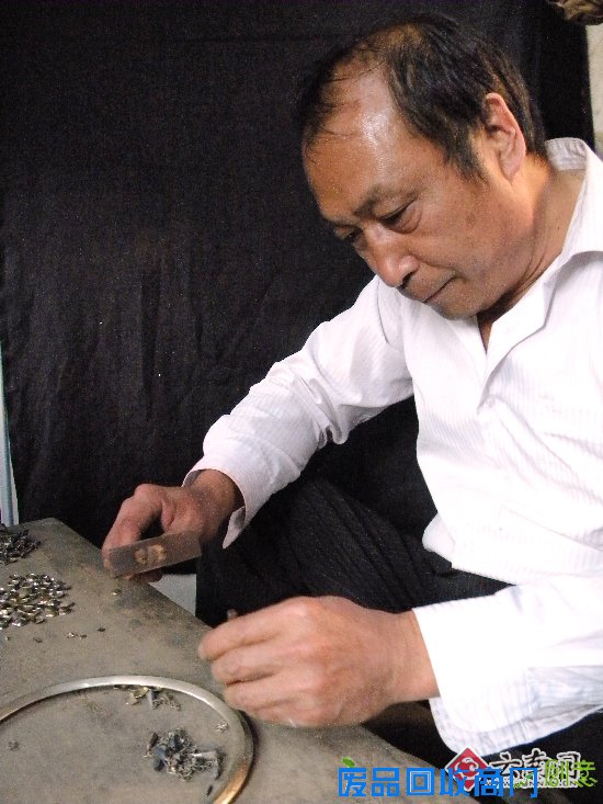 云南祥云曹氏民间手工艺品加工厂培训学员传承银器加工技艺