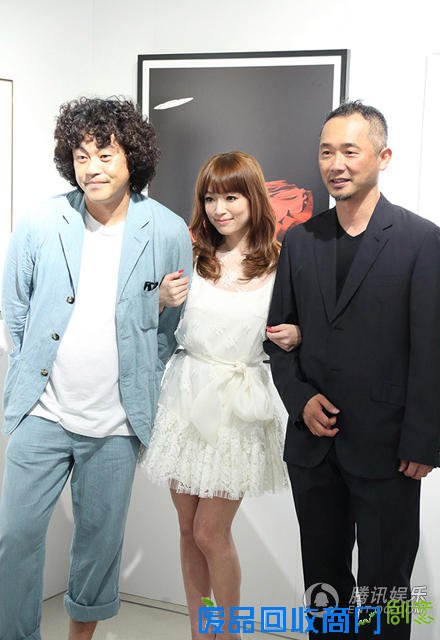 36岁滨崎步首次举办写真展 自夸照片很棒