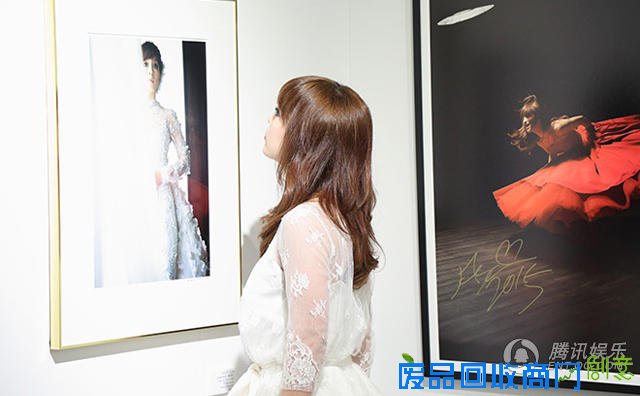 36岁滨崎步首次举办写真展 自夸照片很棒