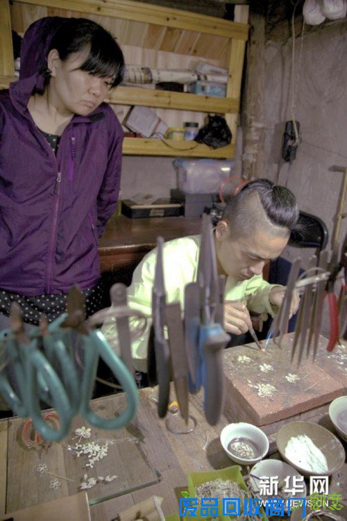 （文化）（2）年轻设计师走近苗族银饰制作工艺