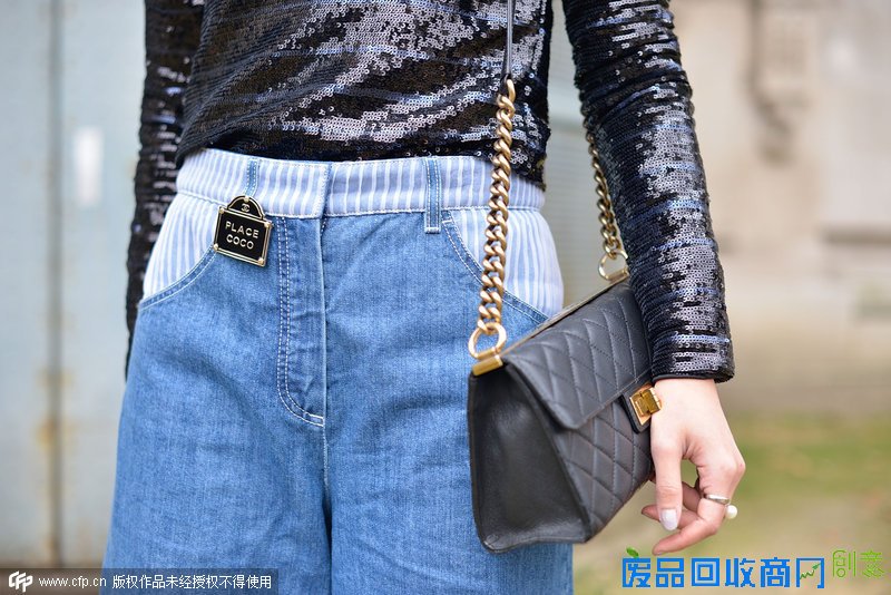 指尖新风潮 十款珍珠戒指的街拍搭法