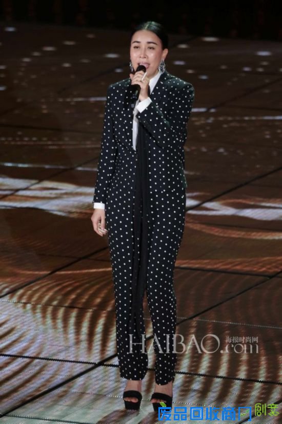 818春晚明星戴的珠宝:瞿颖佩戴首饰纯手工皮革打造