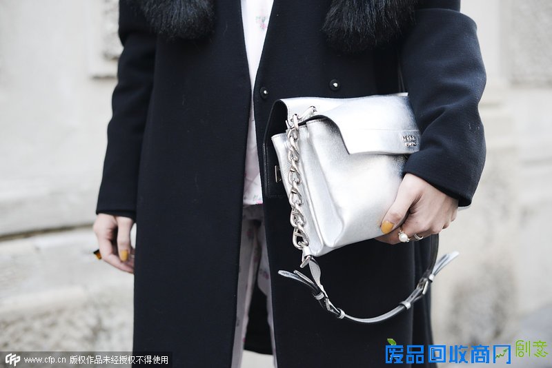 指尖新风潮 十款珍珠戒指的街拍搭法