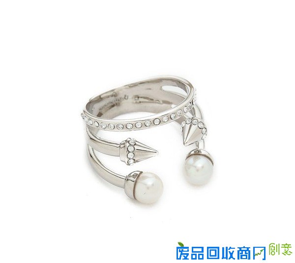 指尖新风潮 十款珍珠戒指的街拍搭法