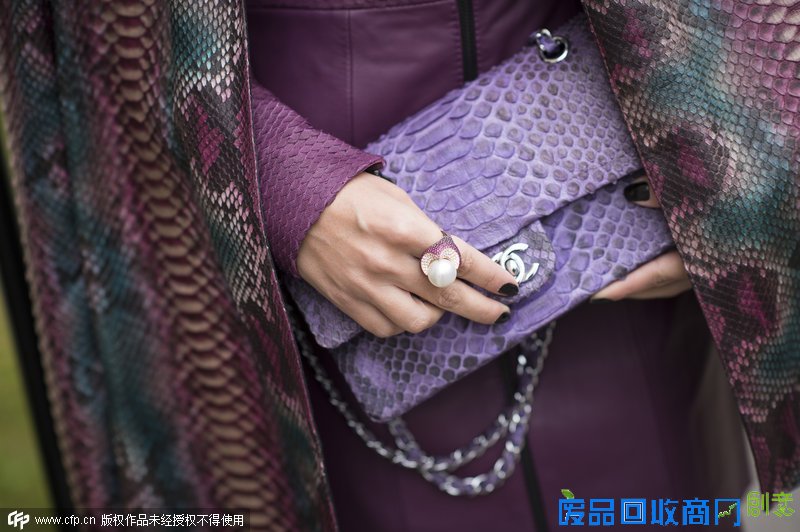 指尖新风潮 十款珍珠戒指的街拍搭法