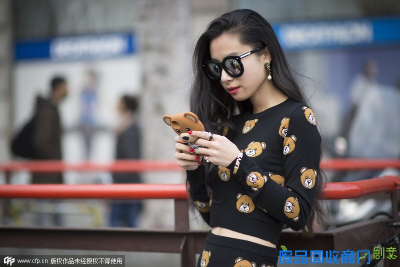 指尖新风潮 十款珍珠戒指的街拍搭法