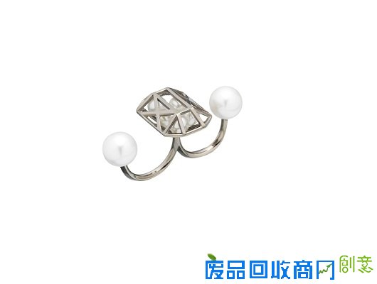 指尖新风潮 十款珍珠戒指的街拍搭法