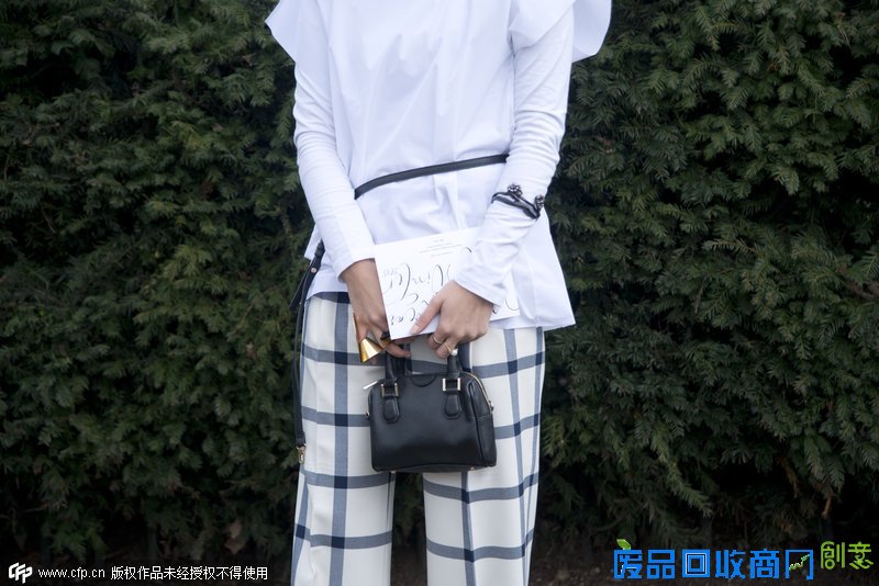 指尖新风潮 十款珍珠戒指的街拍搭法