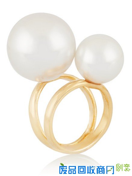 指尖新风潮 十款珍珠戒指的街拍搭法