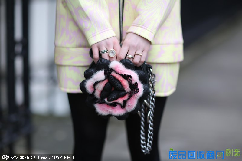 指尖新风潮 十款珍珠戒指的街拍搭法