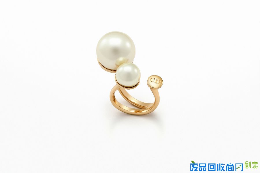 指尖新风潮 十款珍珠戒指的街拍搭法