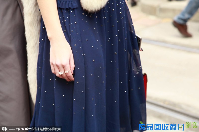 指尖新风潮 十款珍珠戒指的街拍搭法