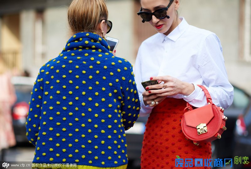 指尖新风潮 十款珍珠戒指的街拍搭法