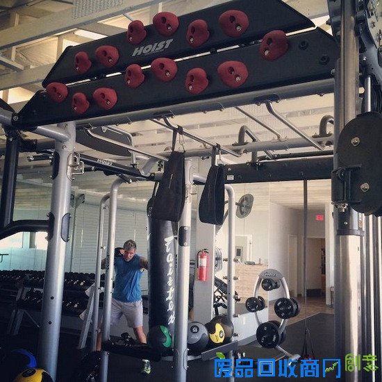 健身房还有啥新创意？这家加州健身房把沙滩搬进了屋里