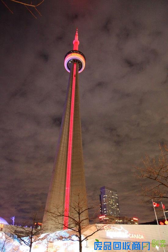 加拿大三处地标亮“红妆” 迎接中国春节